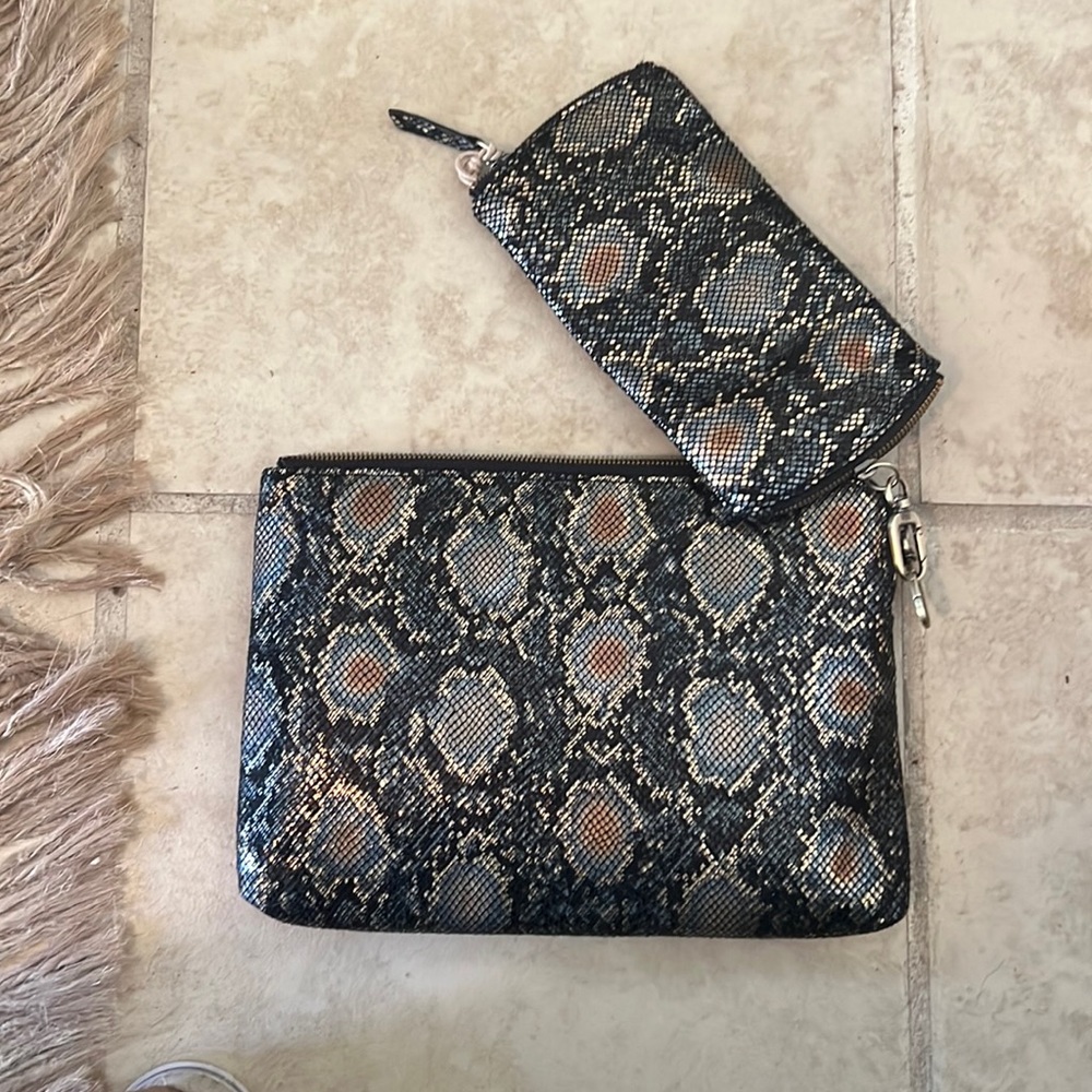Hobo iPad/tablet case with eye glasses case. Soft, leather pattern. Brand new